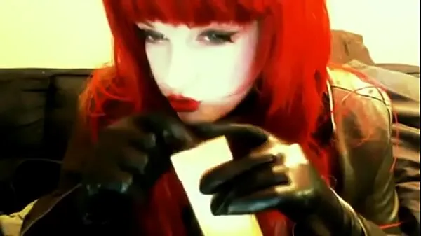 Bekijk goth redhead smoking krachtvideo's