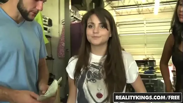 شاهد Cute teen (Cara Swank) and her friend share a dick for a lil cash - Reality Kings مقاطع فيديو قوية