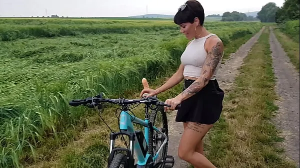 Se Premiere! Bicycle fucked in public horny power-videoer