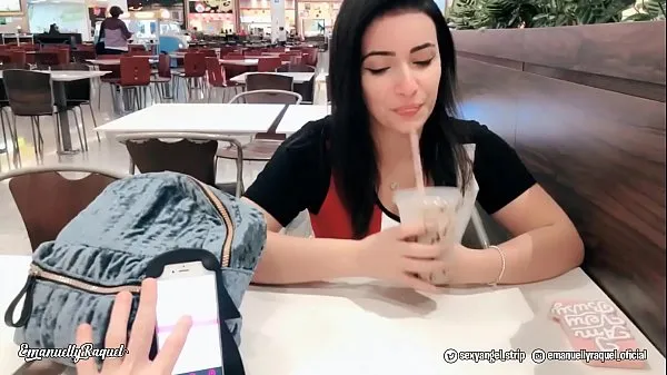 Obejrzyj Emanuelly Cumming in Public with interactive toy at Shopping Public female orgasm interactive toy girl with remote vibe outsidefilmy o mocy