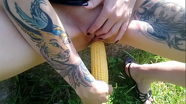 Tonton Lucy Ravenblood fucking pussy with corn in public Video berkuasa