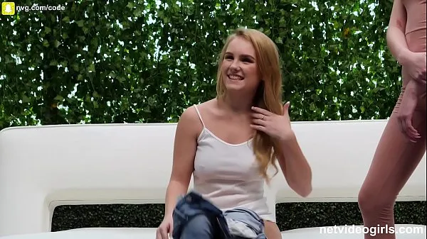 Pozrite si Teens With Perfect Bodies Have Incredible Threesome výkonné videá