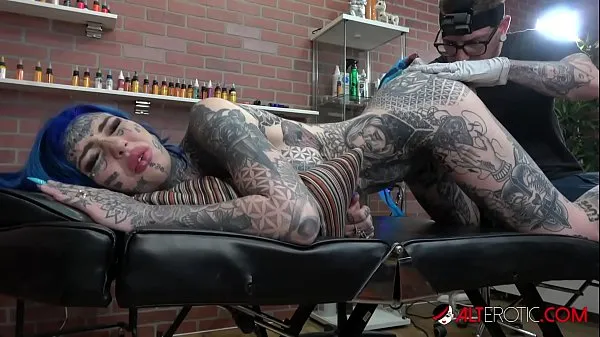 دیکھیں Amber Luke gets a asshole tattoo and a good fucking پاور ویڈیوز