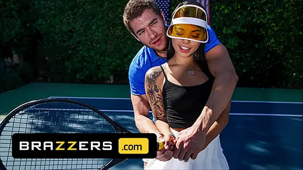 Mira Xander Corvus) Massages (Gina Valentinas) Foot To Ease Her Pain They End Up Fucking - Brazzers vídeos de potencia