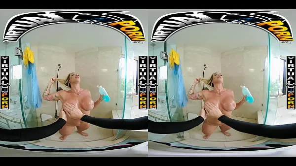 Oglejte si Busty Blonde MILF Robbin Banx Seduces Step Son In Shower močne videoposnetke