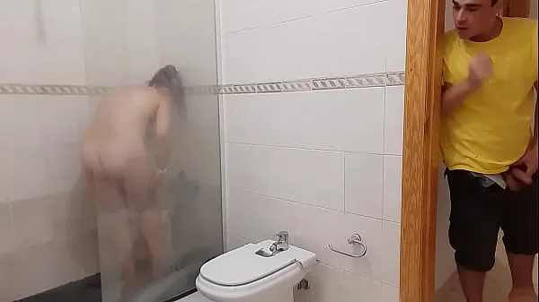 ぽっちゃり継母が裸でシャワー中に捕まり、義理の息子のチンポも欲しがるパワービデオを見る