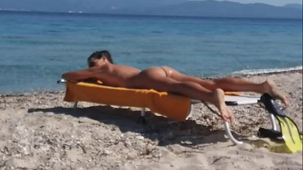 Titta på Drone exibitionism on Nudist beach power-videor