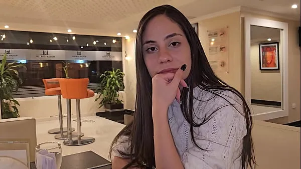 Se I meet an old friend at a hotel and she invites me to her room power-videoer
